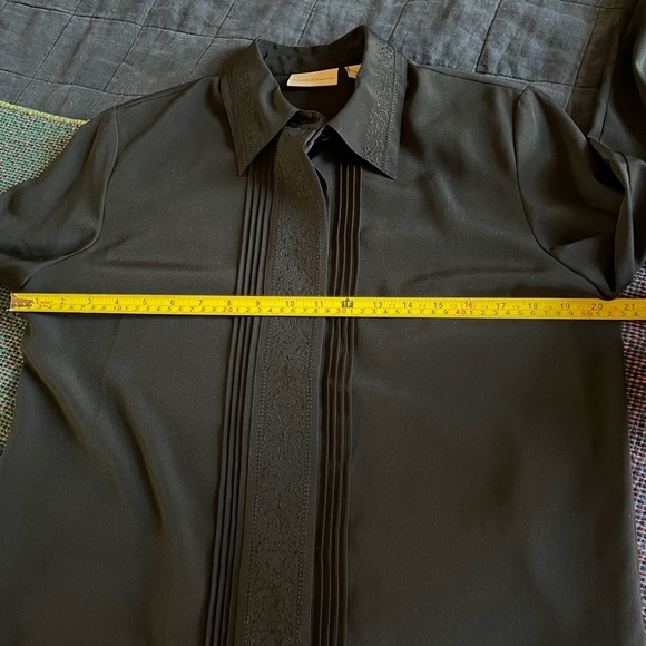 Elegant Black Button-Up Blouse - Picture 5 of 6